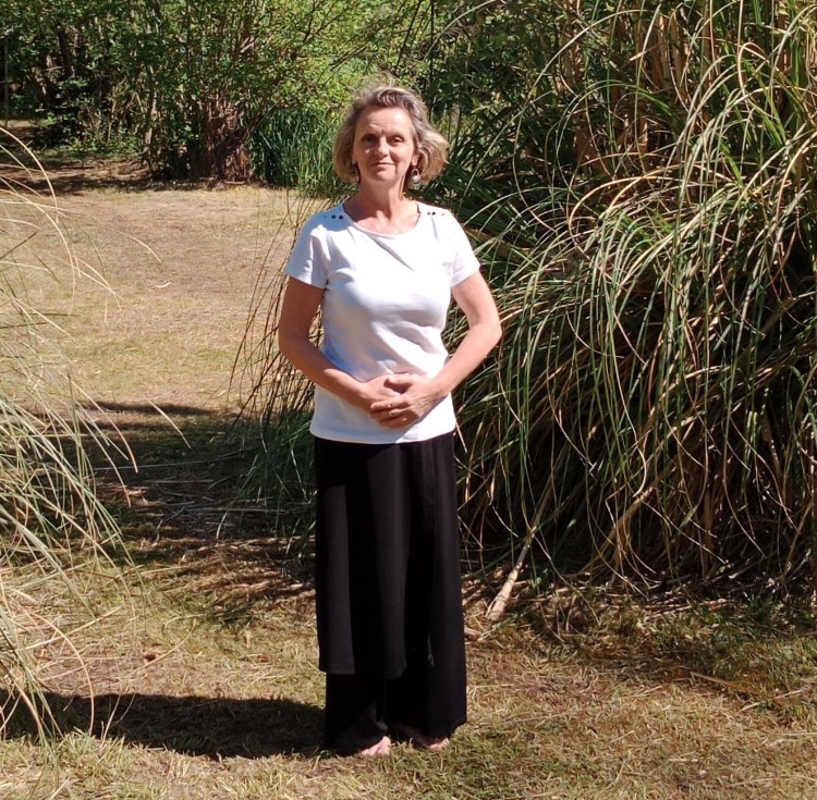 En position de récupération, mains au DanTian,