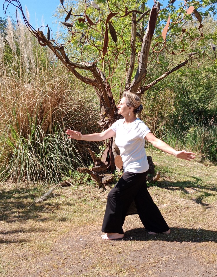 Séverine Fougeray pratiquant la marche de Qi Gong