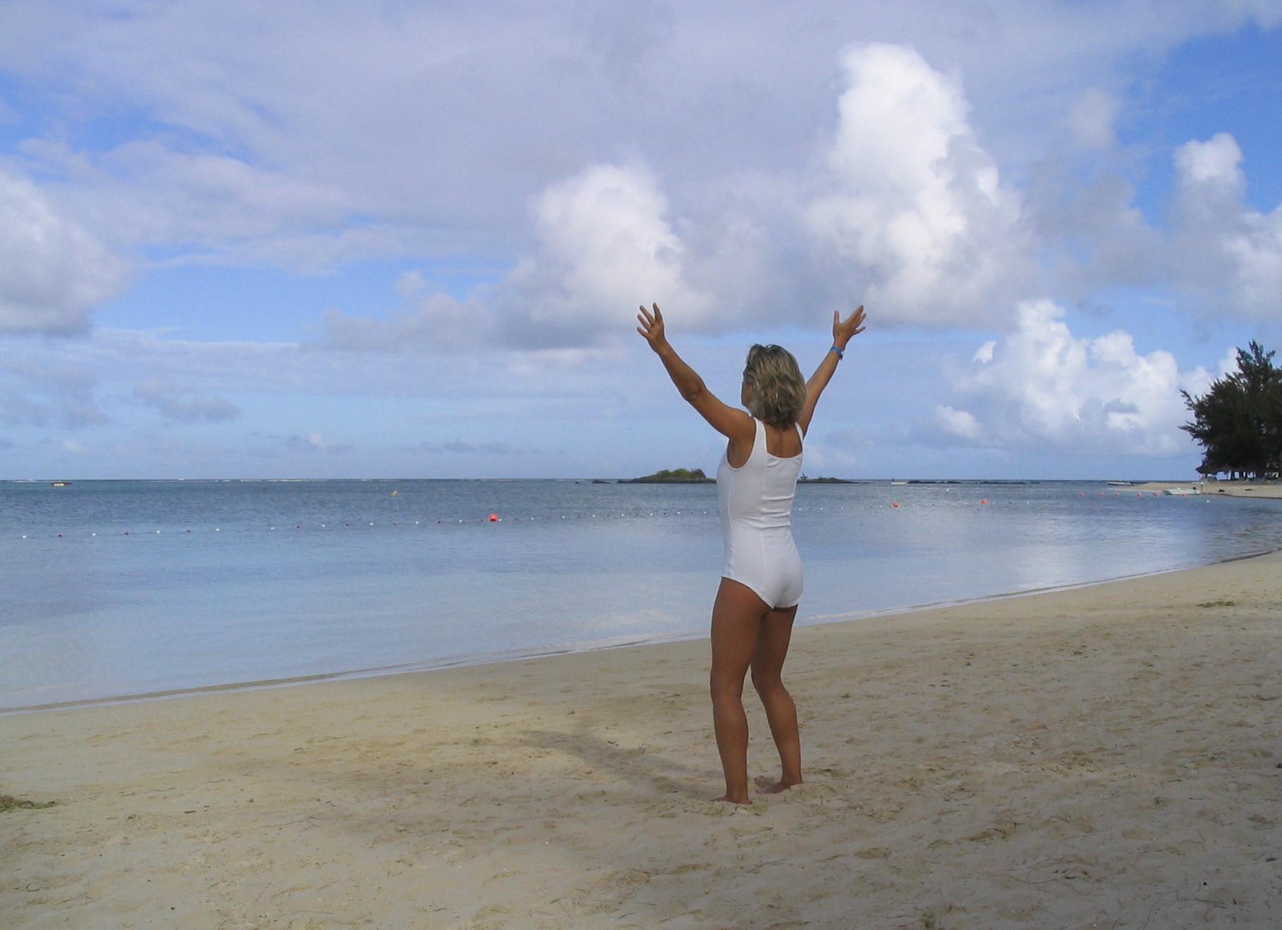 qi gong matinal à la plage à l'ile Maurice
